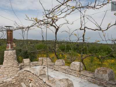 Come in un vero castello, il muro di cinta � ritmato da una merlatura realizzata con blocchi di pietra irregolari